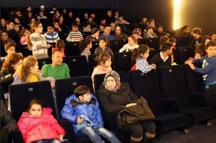 Zweite Kinovorführung der Wiesbadener Filminstitutionen für Flüchtlingskinder